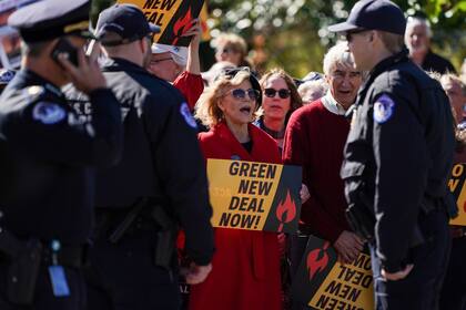 Jane Fonda liderando las protestas en Washington