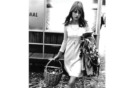 Jane Birkin, el ícono de moda elegido por Aurora, con la canasta-accesorio que impuso en su época