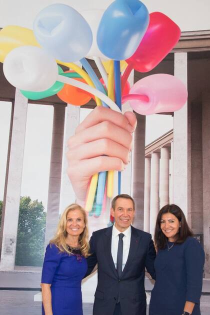 Jane D. Hartley, Koons, Anne Hidalgo y, al fondo, el prototipo de la obra