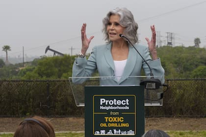 Jane Fonda, actriz y activista climática habló con miembros del equipo por una California Segura y Saludable que hace campaña porque se mantenga la ley 1137 que regula la actividad petrolera en la zona de California, en la que funcionan casi 30 mil pozos petroleros muy cerca de barrios residenciales, escuelas y hospitales. Si el 22 de diciembre se ratifica la ley, todas las instalaciones o pozos de producción de petróleo o gas que estén ubicados dentro de una zona de protección de la salud deberán cumplir con las nuevas regulaciones