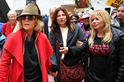 Jane Fonda asistió a su cuarta jornada de protesta en Washington acompañada de dos colegas: Catherine Keener y Rosanna Arquette