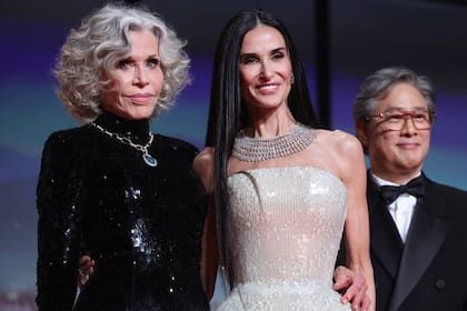 Jane Fonda, Demi Moore y el presidente del jurado oficial Park Chan-Wook en la apertura del festival de Cannes, este martes