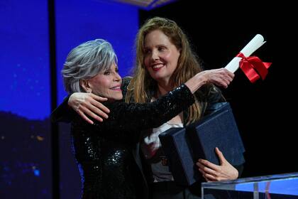 Jane Fonda, la directora Justine Triet y el pergamino que usó como proyectil en pleno cierre del Festival de Cannes