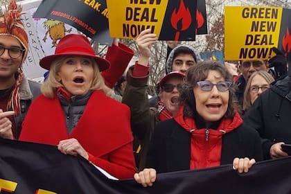 Jane Fonda y Lily Tomlin: juntas en una protesta el 27 de diciembre último, frente al Capitolio de Washington