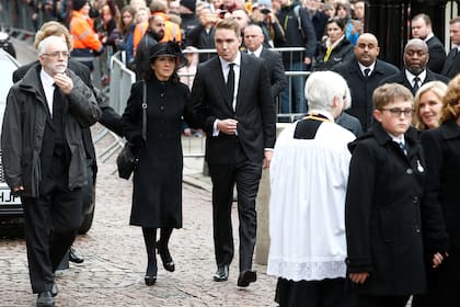 Jane Hawking and su hijo Timothy arrivan a la iglesia St Mary the Great