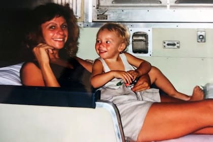 Jane, madre de Jemma, con su hijo Calvin en un tren en Asia, en 1992