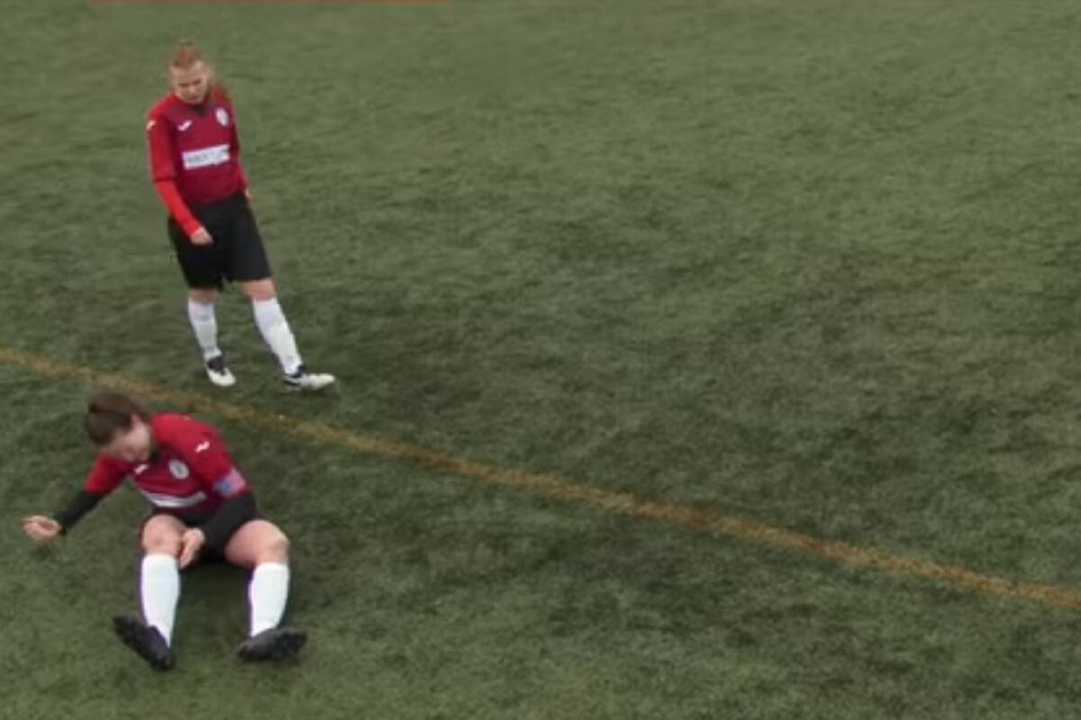 Jane OToole, al momento en que se acomodaba la rodilla a los golpes tras ir a disputar la pelota.