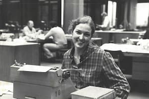 Jane Ragsdale, en la redacción en LA NACION, durante su beca de la Sociedad Interamericana de Prensa (SIP), en septiembre de 1981