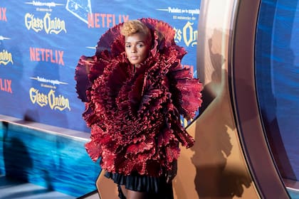 Janelle Monae lució un vestido con mucho volumen con una apariencia similar a la de los arrecifes de corales