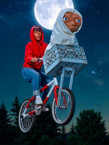Janelle Monae se calzó el buzo rojo de Elliot, se subió a la bicicleta y voló junto a E.T.