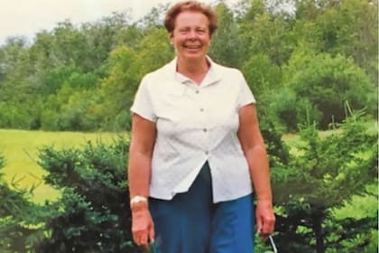 Janet Farris, tenía 69 años cuando viajaba a una boda en Alberta, desbarrancó y cayó al agua
