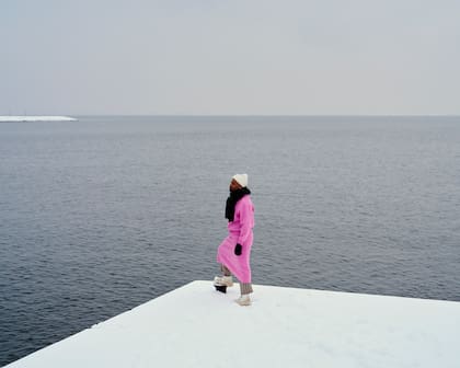 Jani Toivola se prepara para nadar en el océano en Helsinki, Finlandia, el 19 de febrero de 2023.