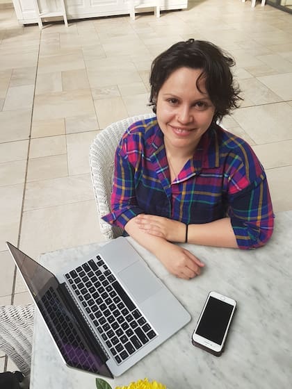 Janine Medina pasó por Buenos Aires y ayudó a voluntarios a implantarse chips bajo la piel