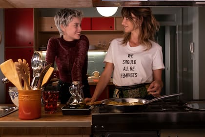 Janis (Cruz) y Ana (Smit), dos personajes casi opuestos que se cruzan por casualidad