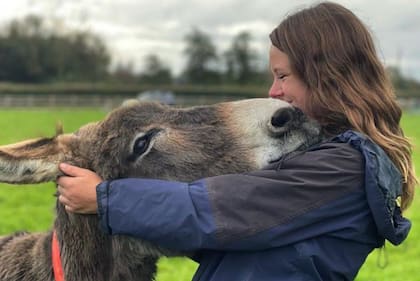 Janneke Merkx con uno de los burros en el santuario de Devon.