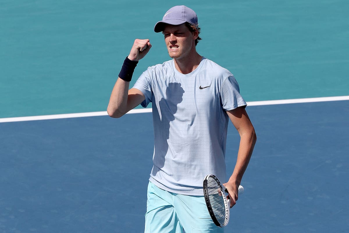Jannick Sinner of Italy celebra luego de vencer a Roberto Bautista Agut, en la primera semifinal del Miami Open.