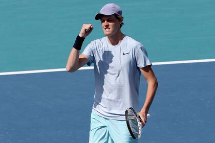Jannick Sinner of Italy celebra luego de vencer a Roberto Bautista Agut, en la primera semifinal del Miami Open.