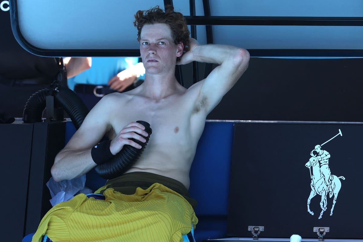 Jannik Sinner, acalambrado y en un momento de pausa durante el partido ante Eliot Spizzirri; luego cerrarían el techo y llegaría la recuperación