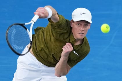 Jannik Sinner acató la orden del juez de silla y entregó el sensor biométrico antes de comenzar el partido en la Rod Laver