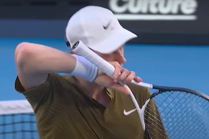 Jannik Sinner acató la orden del juez de silla y entregó el sensor biométrico antes de comenzar el partido en la Rod Laver Arena