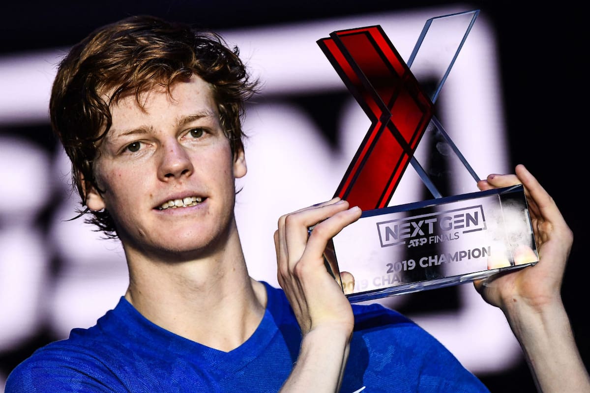 Jannik Sinner, de apenas 18 años, con el trofeo del Masters de la nueva generación, obtenido en Milán.