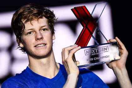 Jannik Sinner, de apenas 18 años, con el trofeo del Masters de la nueva generación, obtenido en Milán.