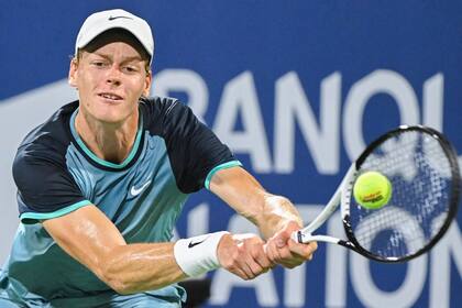 Jannik Sinner, de Italia, devuelve un tiro frente a Andrey Rublev, de Rusia, durante un partido de cuartos de final en el Abierto de Montreal, el sábado 10 de agosto de 2024. (Graham Hughes/The Canadian Press via AP)
