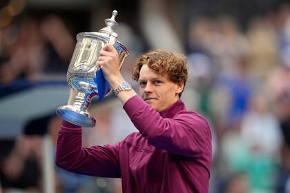 Jannik Sinner, de Italia, sostiene el trofeo de campeón tras derrotar a Taylor Fritz, de Estados Unidos, en la final individual masculina del Abierto de Tenis de Estados Unidos, el domingo 8 de septiembre de 2024, en Nueva York. (AP Foto/Seth Wenig)