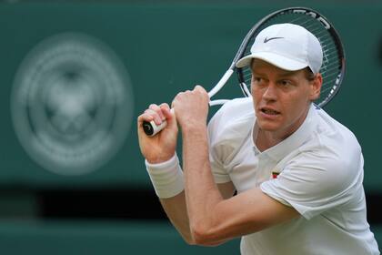 Jannik Sinner deja atrás su derrota en Roland Garros y sigue avanzando en Wimbledon