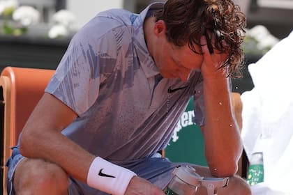 Jannik Sinner, descompuesto por el calor, en el último torneo de Roland Garros, cuando cayó en la segunda ronda con Juanma Cerúndolo