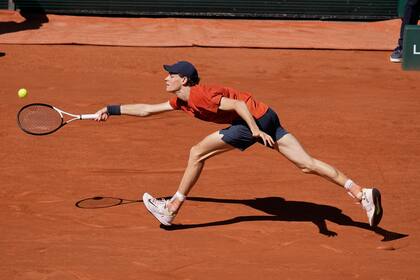 Jannik Sinner devuelve ante Carlos Alcaraz en las semifinales del Abierto de Francia, el viernes 7 de junio de 2024. (AP Foto/Christophe Ena)