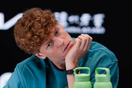 Jannik Sinner disfrutó un 2024 de abundancia deportiva, pero no puede quitarse de encima los cuestionamientos por no haber sido suspendido por su resultado positivo en un examen antidopaje; el campeón del Abierto de Australia insiste en su inocencia.