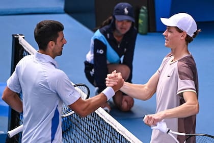 Jannik Sinner, implacable, venció en cuatro sets a Djokovic y apagó una racha increíble del serbio en el Australian Open