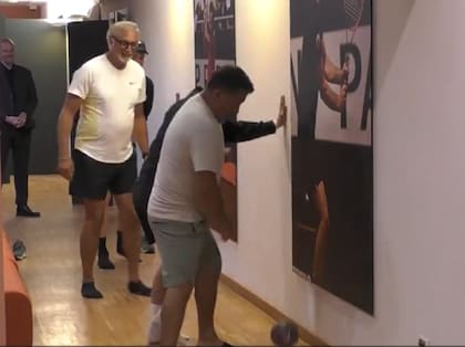 Jannik Sinner junto a su equipo de trabajo jugando un partido de fútbol