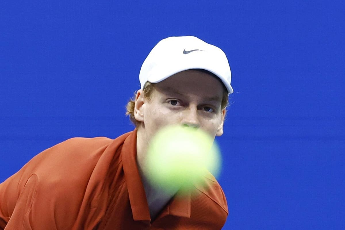 Jannik Sinner, que en 2025 cayó en la final del US Open frente a Carlos Alcaraz, anunció que esta vez no competirá en Nueva York por una lesión de rodilla