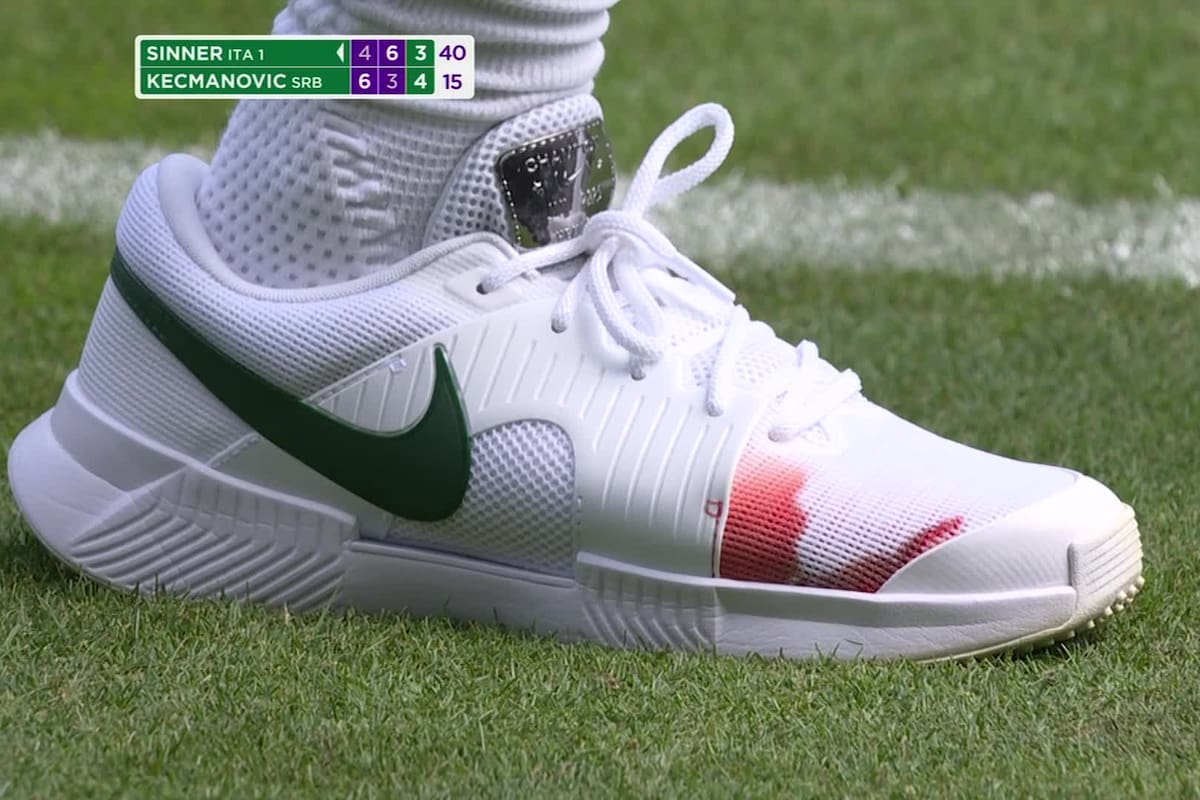 Jannik Sinner se lastimó una uña durante su debut en Wimbledon y, al tener calzado blanco, se notó la sangre en el pie