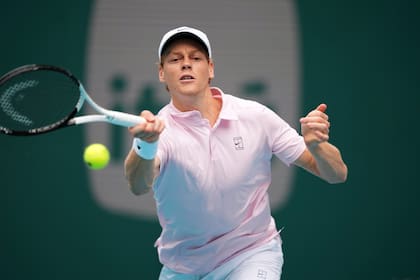 Jannik Sinner y una devolución contra Jiri Lehecka; el italiano impuso su superioridad en Florida (AP Photo/Rebecca Blackwell)