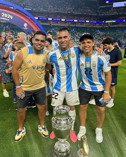 Jano Martínez junto a su hermano Lautaro el día que la selección argentina de fútbol ganó la Copa América 2024