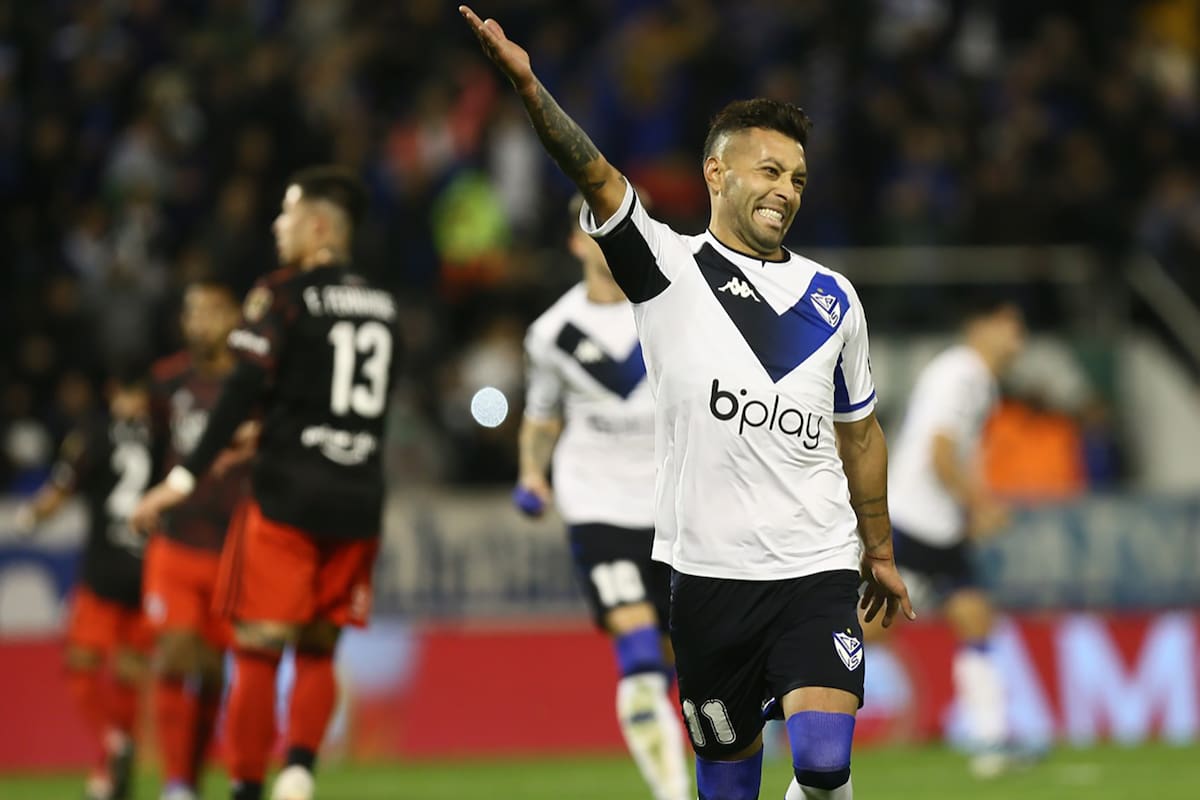 Janson festeja su gol de penal