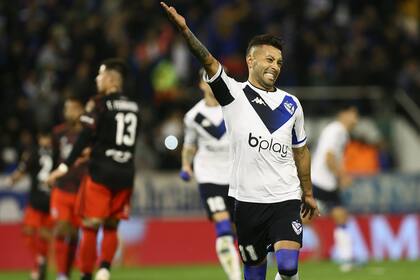 Janson festeja su gol de penal