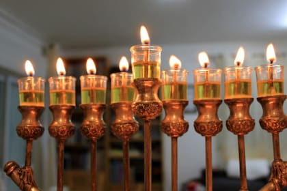 Janukiá (candelabro) de aceite con las ocho velas y la llama piloto encendida, en el último día de la festividad de Jánuca que este año comienza hoy, 10 de diciembre de 2020.