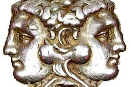 Janus, dios de la mitología griega, es representado con dos caras, mirando hacia ambos lados de su perfil, las cuales representan el pasado y el futuro.