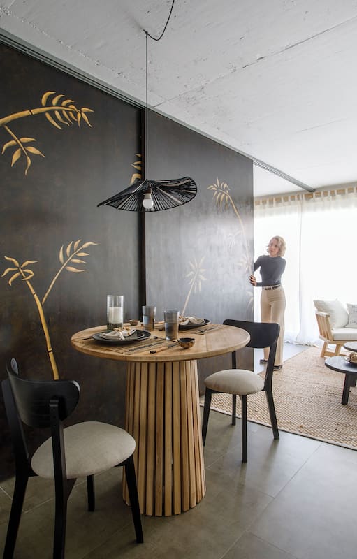 Luz natural, diversas texturas, lámparas de papel y madera: señas Japandi en el hogar de la arquitecta Maura Ambrosetto.