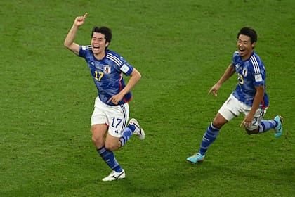 Ao Tanaka inicia el festejo de su gol, el de la victoria sobre España; Japón también derrotó a Alemania y ahora quiere sortear a Croacia, subcampeón en Rusia 2018