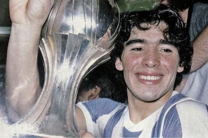 Diego Maradona, con la copa del primer título mundial Sub 20 para la Argentina, en 1979