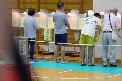 Japón vota en unas elecciones clave mientras el primer ministro Ishiba enfrenta una posible derrota