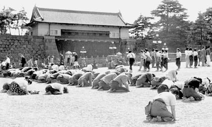 Japoneses se arrodillan frente al Palacio Imperial de Tokio al momento en que el emperador Hirohito anuncia por radio la derrota de Japón en la Segunda Guerra Mundial, el 15 de agosto de 1945