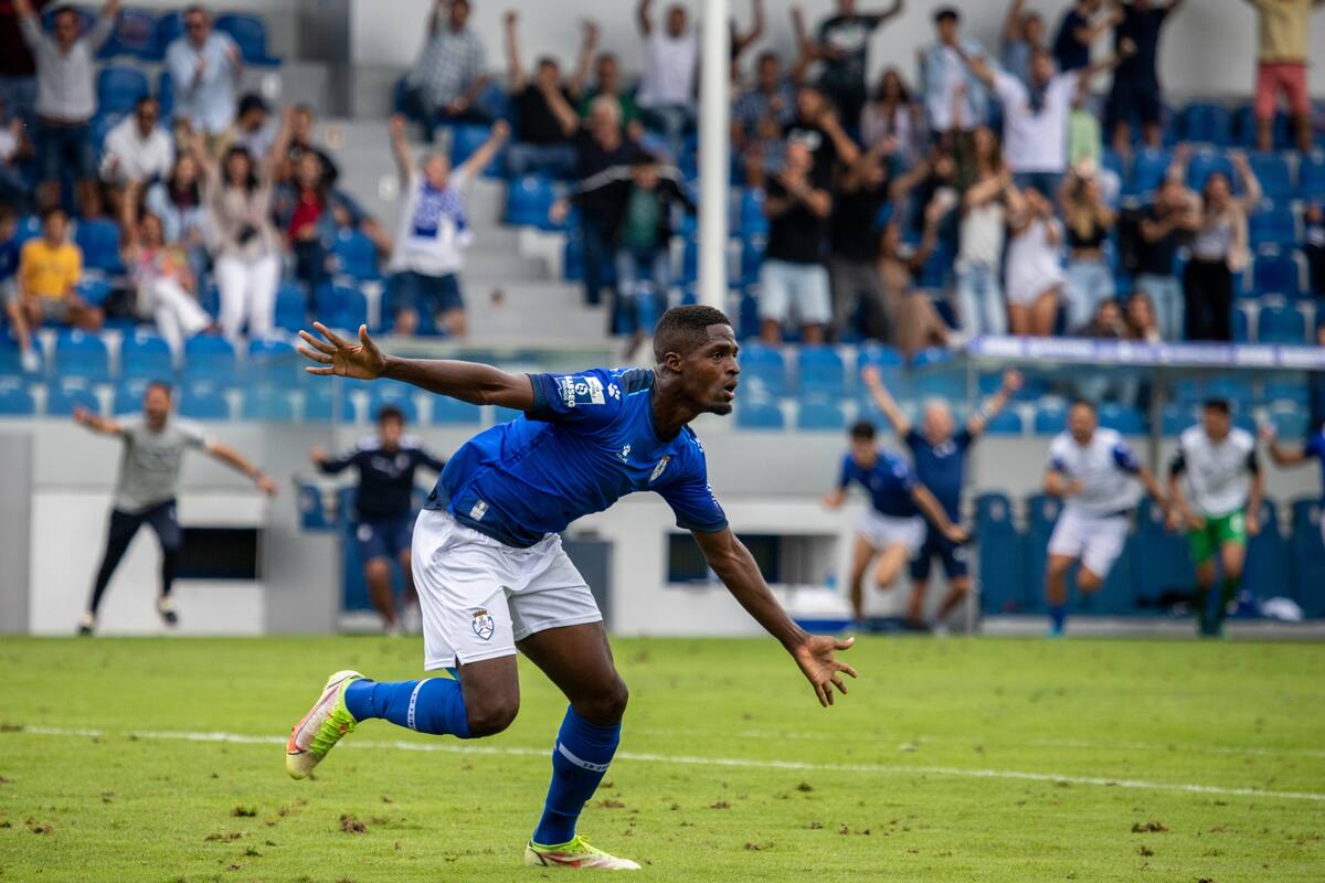 Jardel en modo estatua
