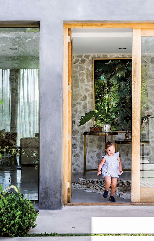 Jardín al frente, muro de piedra, patio interno: escalas para ir entrando en modo misterio hasta adentrarse en una espectacular fusión de bohemia y modernidad.