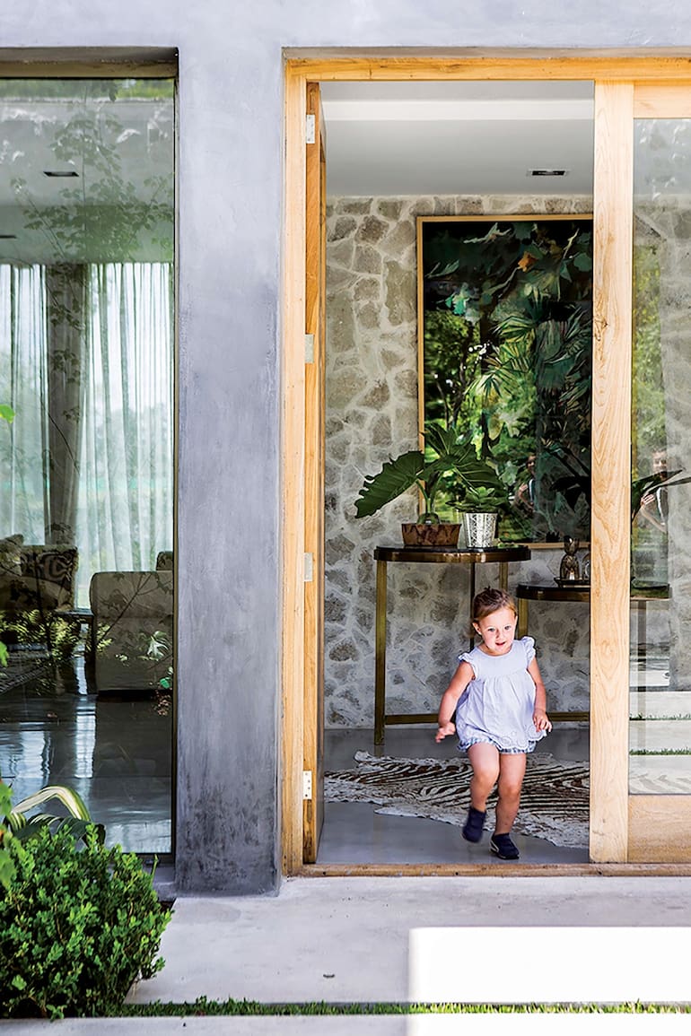 Jardín al frente, muro de piedra, patio interno: escalas para ir entrando en modo misterio hasta adentrarse en una espectacular fusión de bohemia y modernidad.